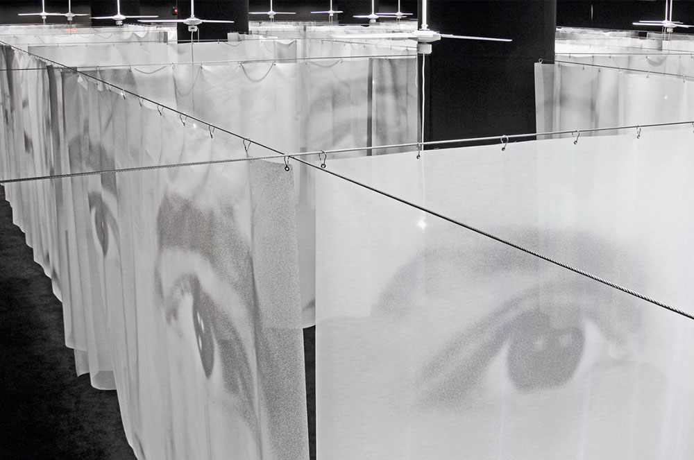עיניים, 2013 . תצלומי שחור־לבן מודפסים על אריג, 400×250 ס"מ כל אחד. הצבה במרכז התרבות אונאסיס, אתונה. 