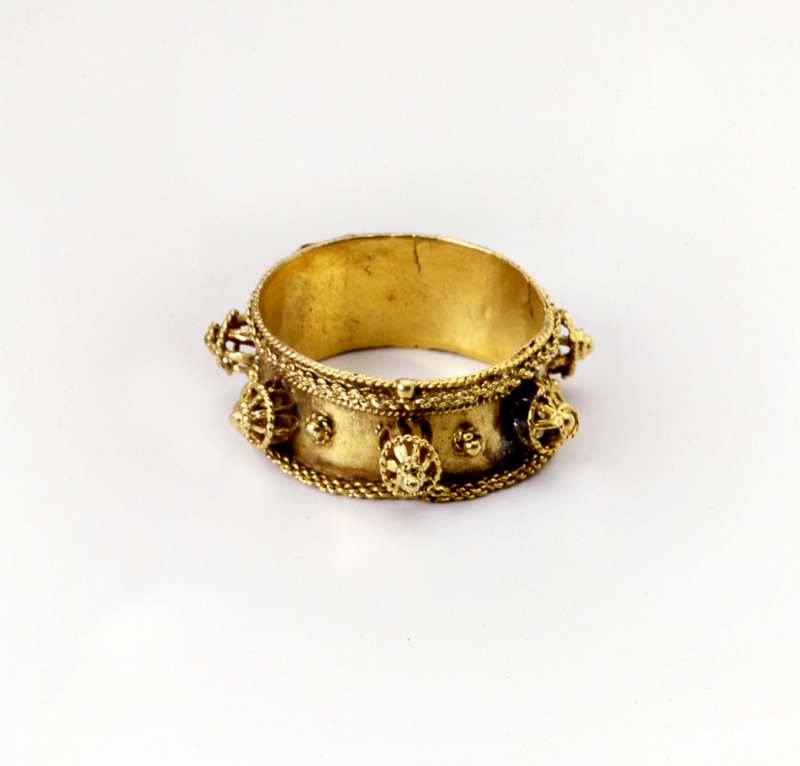 Wedding ring decorated with filigree knops