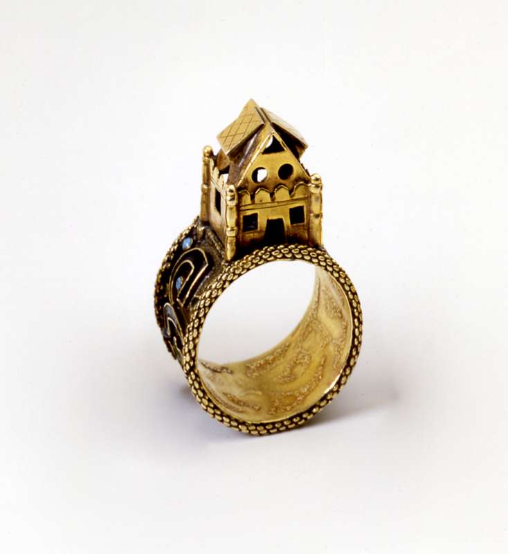 Wedding ring surmounted by a symbolic house