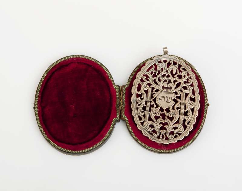 Amuletic pendant in a case