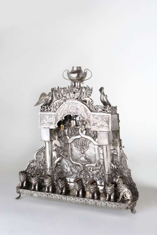 Hanukkah lamp in the shape of a gate with lion-shaped oil fonts