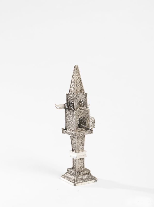 Tower-shaped spicebox