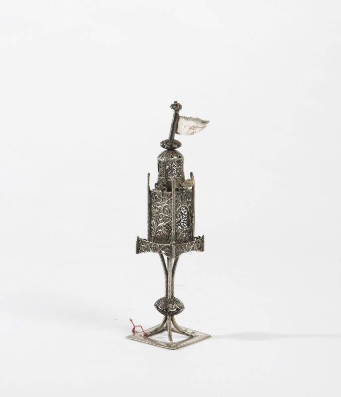 Tower-shaped spicebox