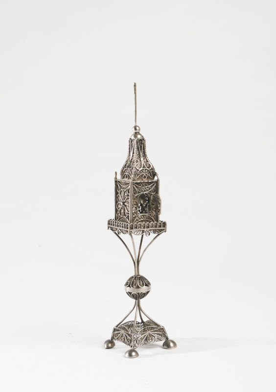 Tower-shaped spicebox