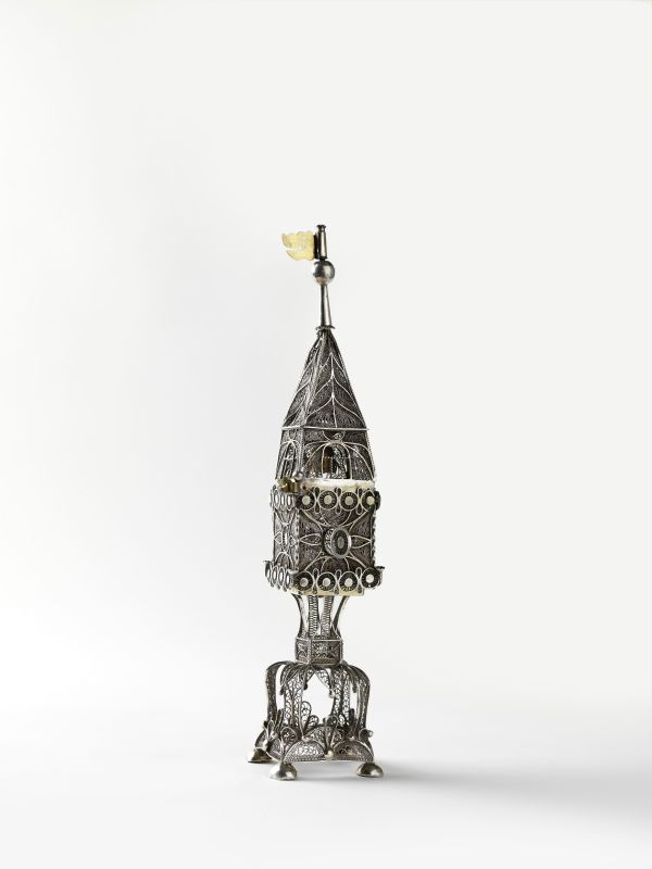 Tower-shaped spicebox