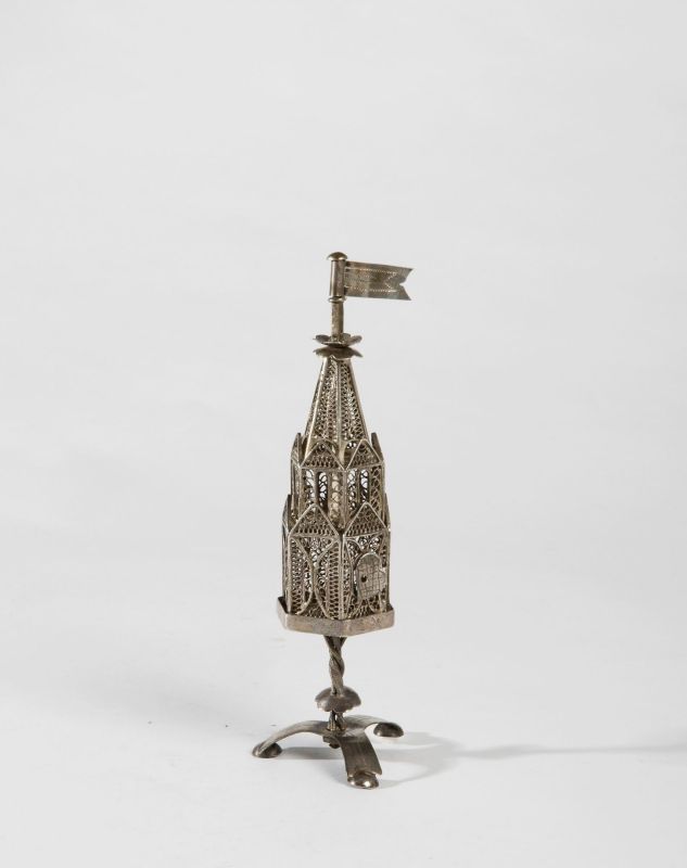 Tower-shaped spicebox