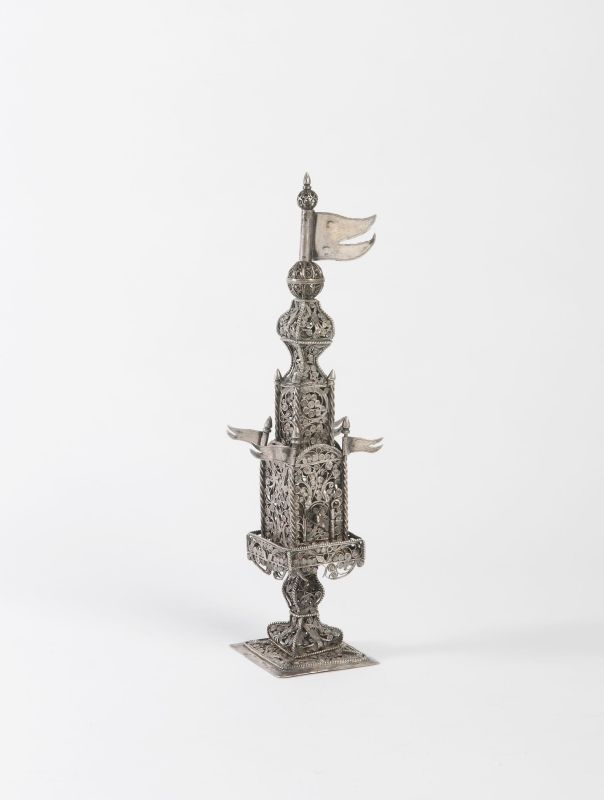 Tower-shaped spicebox