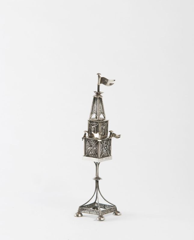 Tower-shaped spicebox