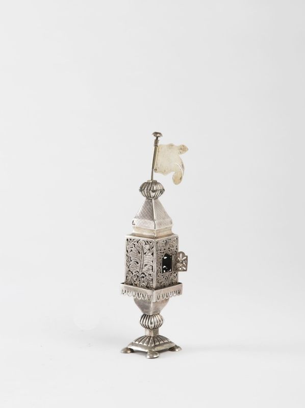 Tower-shaped spicebox