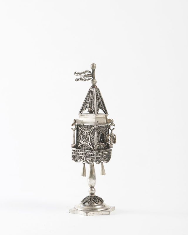 Tower-shaped spicebox