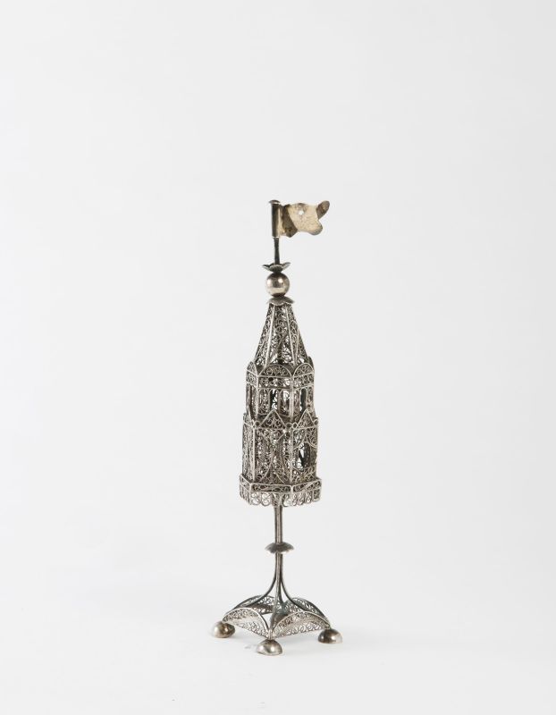 Tower-shaped spicebox