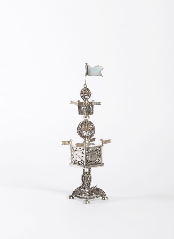 Tower-shaped spicebox