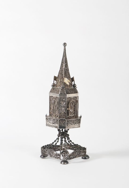 Tower-shaped spicebox
