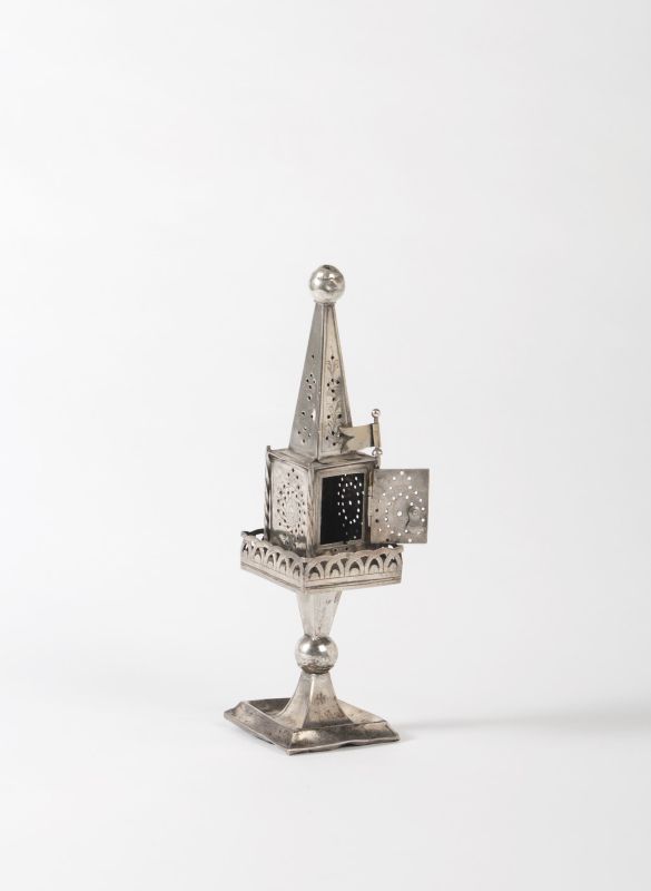 Tower-shaped spicebox