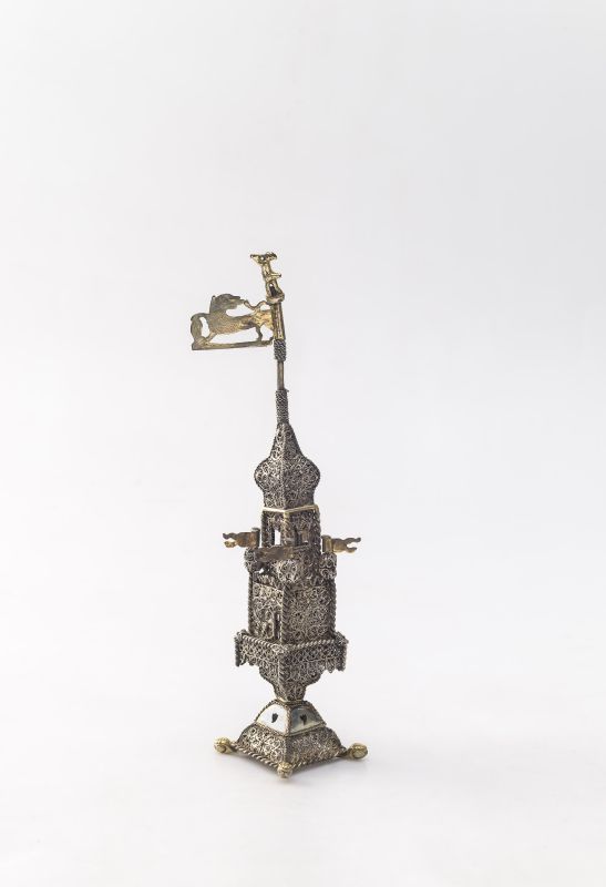 Tower-shaped spicebox