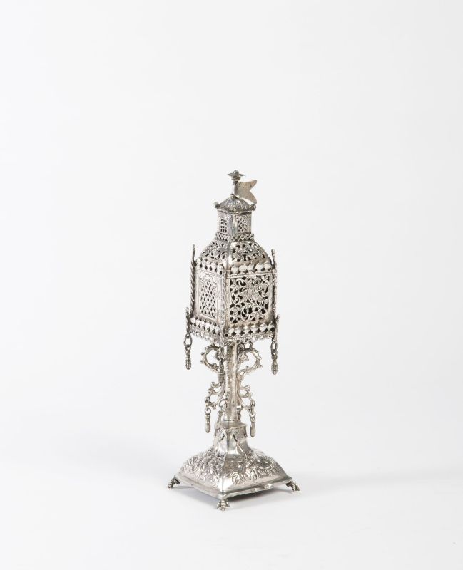 Tower-shaped spicebox