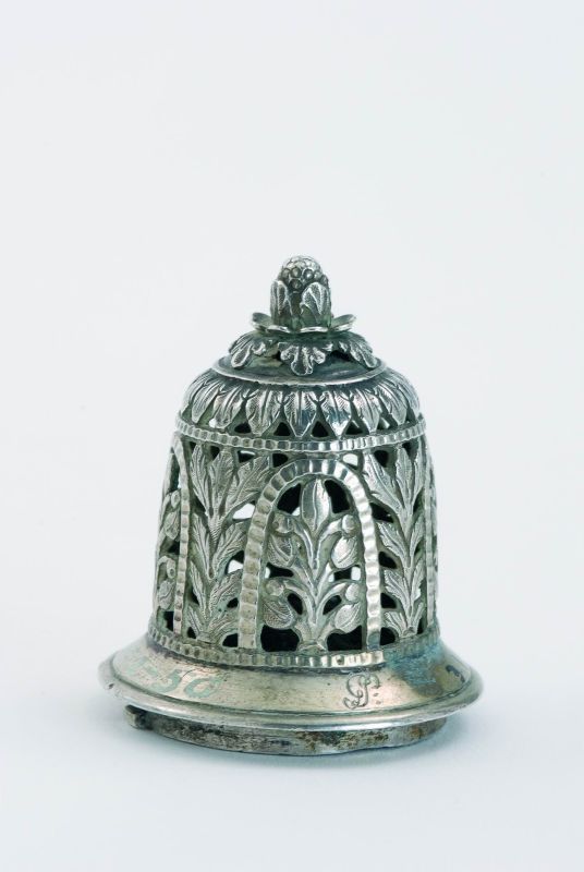 Upper part of a spicebox, also used as a cover for a Havdalah cup