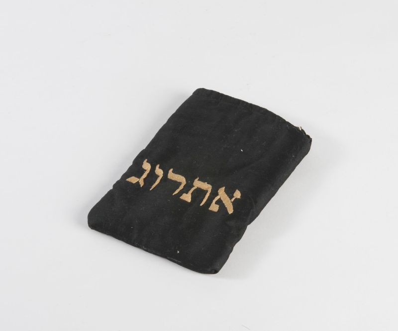 Embroidered bag for Etrog