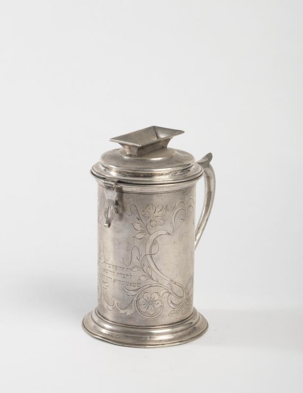 Charity box of the Status Quo Burial Society with inscription