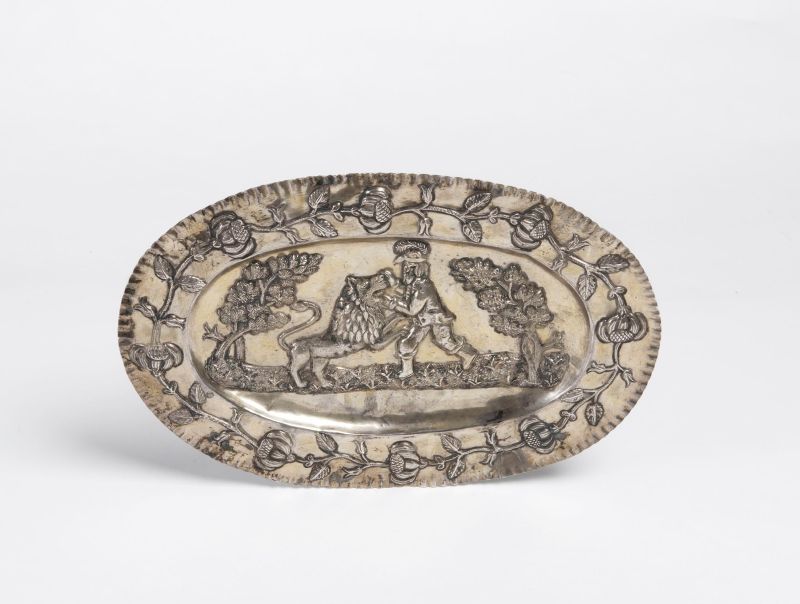 Decorative plate with the biblical scene of Samson splitting the lion's jaw