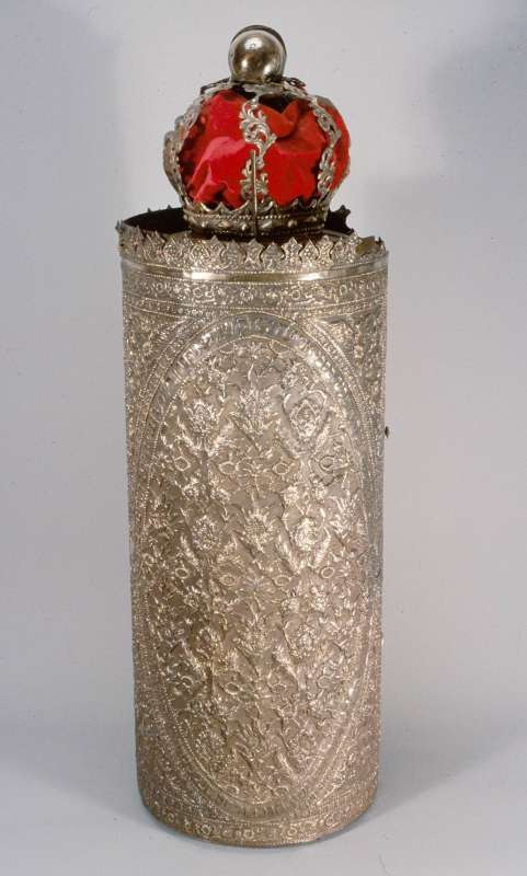 Torah scroll case with a red crown