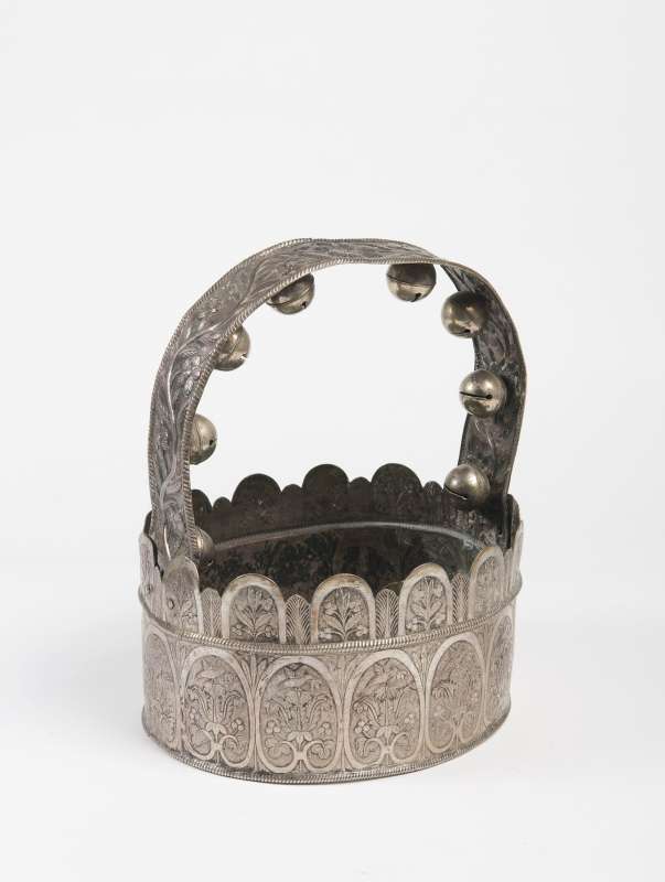 Torah crown with ball-shaped bells