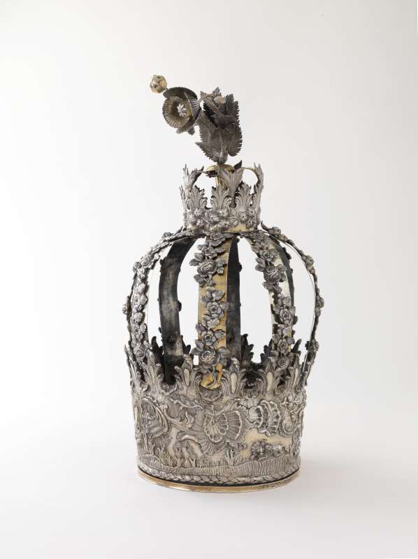 Torah crown with depiction of animals