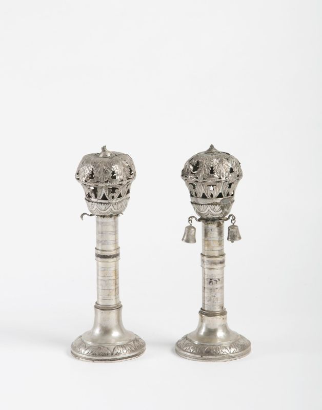 Torah finials decorated with a leaf pattern