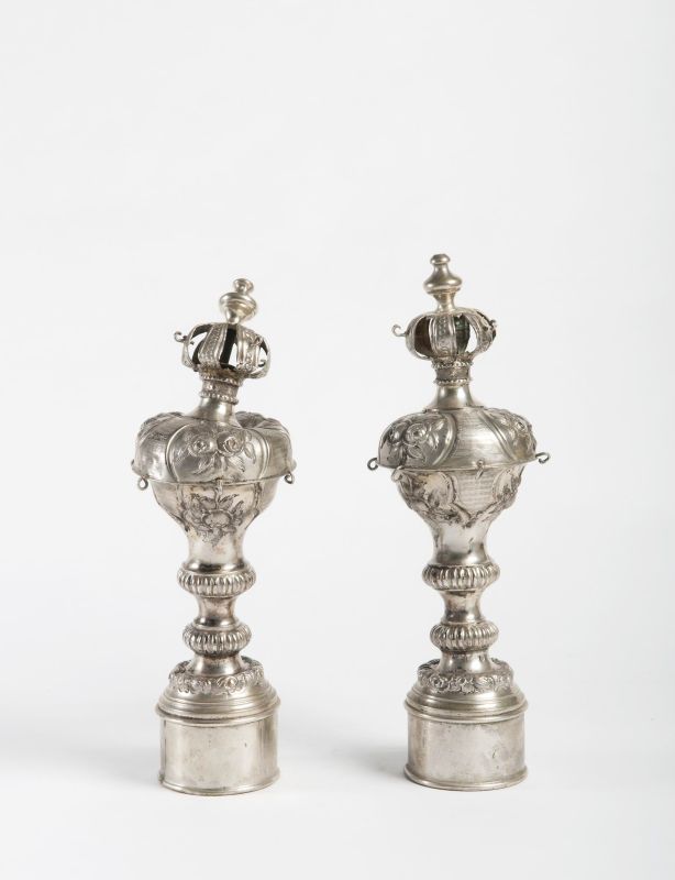 Torah finials decorated with roses
