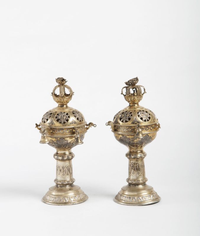 Torah finials decorated with a geometric pattern, flowers and leaves