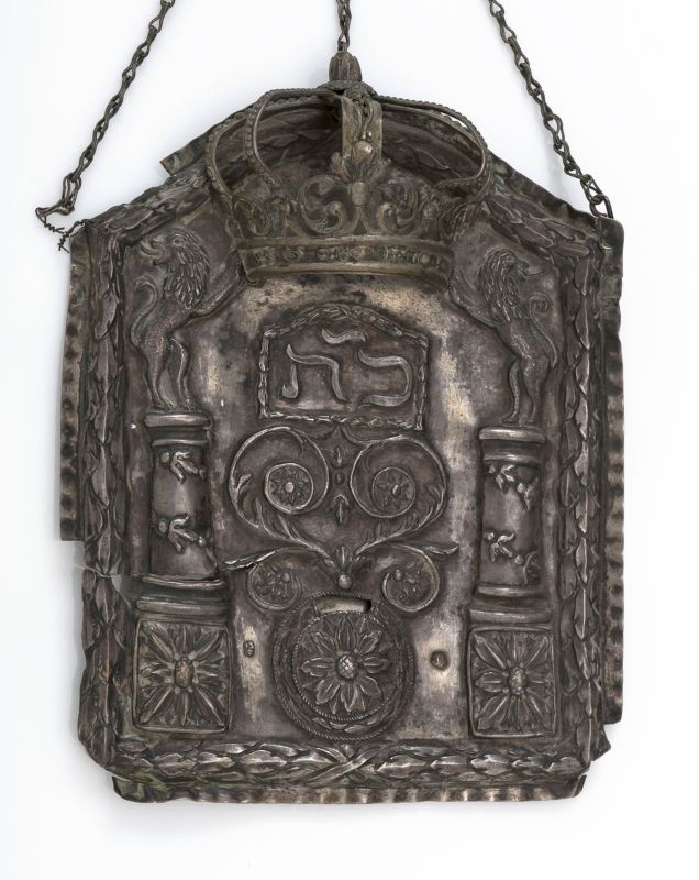 Torah shield with window to display names of holidays