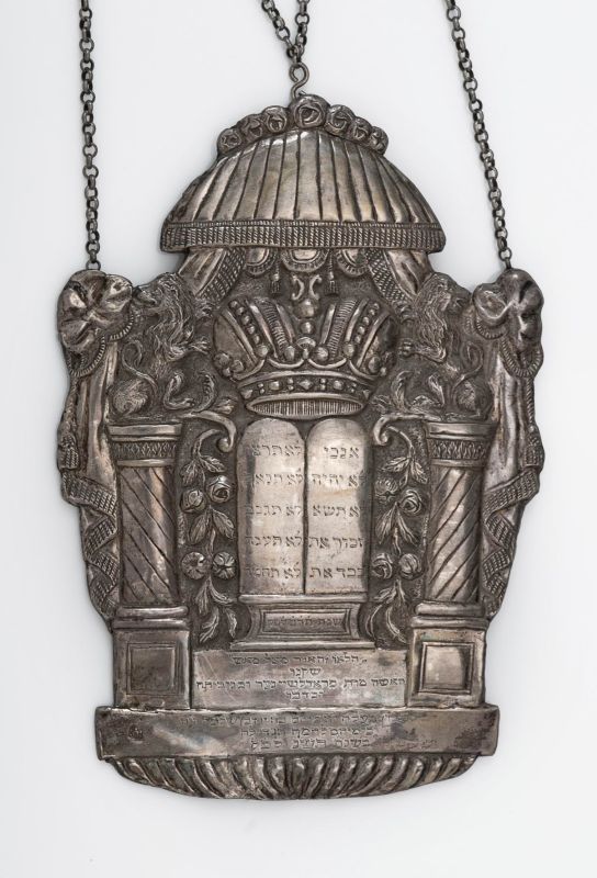 Torah shield with dedicatory inscription from 1943
