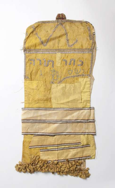 Torah mantle
