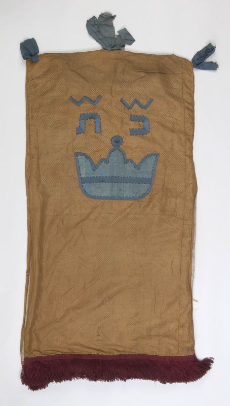 Torah mantle