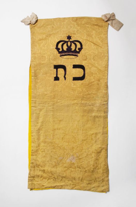 Torah mantle
