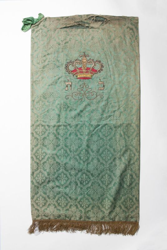 Torah mantle