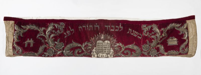 Torah valance