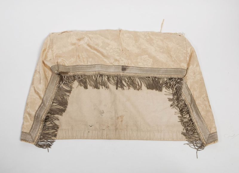 Cloth for cantor's stand