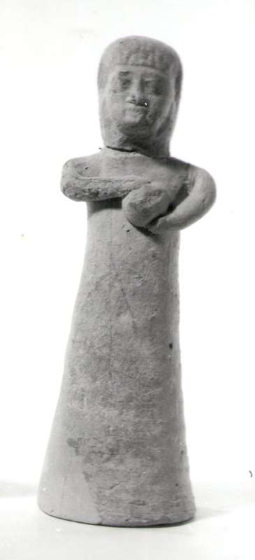 Figurine of woman bringing offering
