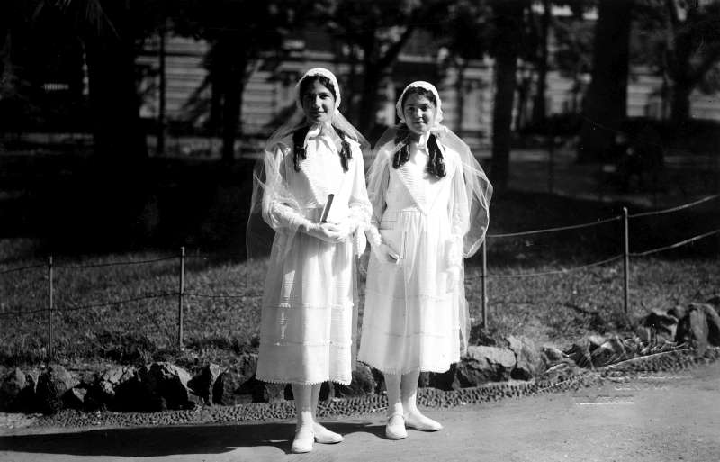 ליאנה ואלדה מורפורגו בשמלות בת-המצווה
