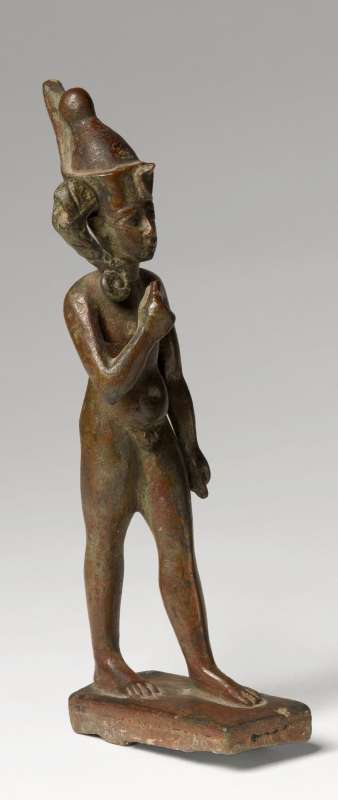 צלמית הורוס הילד, היורש החוקי של כס המלוכה, מוצג כמקובל בתיאור ילדים במצרים הקדומה - עירום, אצבעו נתונה בפיו ו