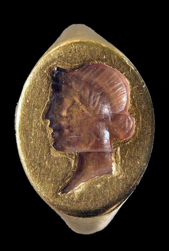 Inlaid finger ring depicting the head of Hera