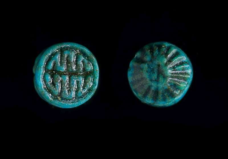 Rosette-shaped seal amulet with a geometric design on the base