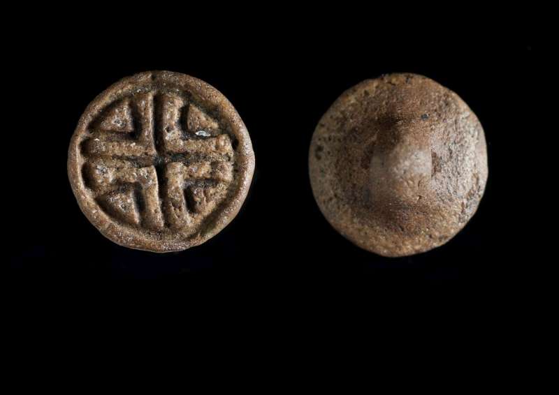 Button-shaped seal amulet depicting a cross pattern