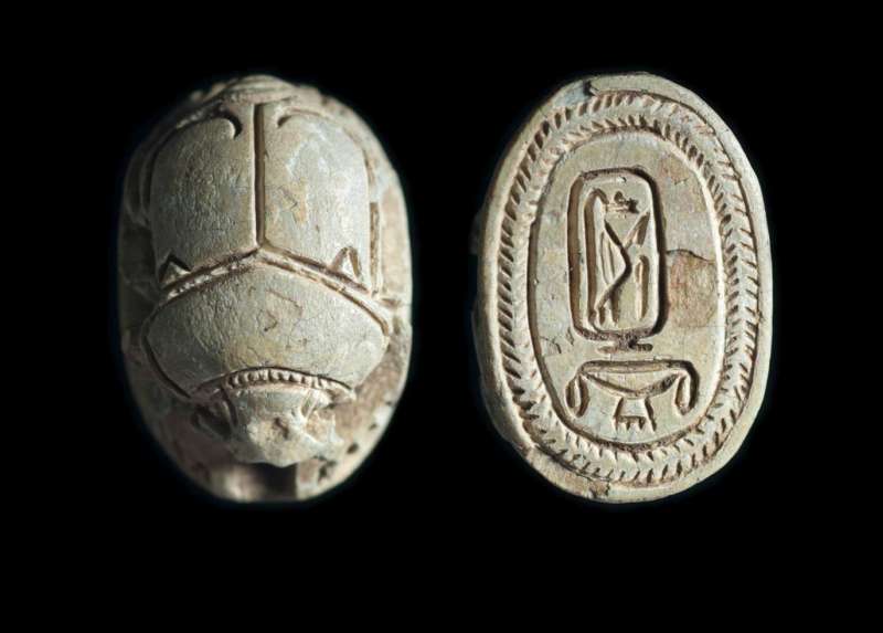 Scarab depicting the goddess Thoeris and a gold sign