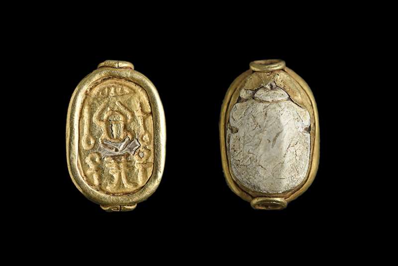 Scarab set in gold funda and bearing a symmetric design of hieroglyphs: a scarab and 
