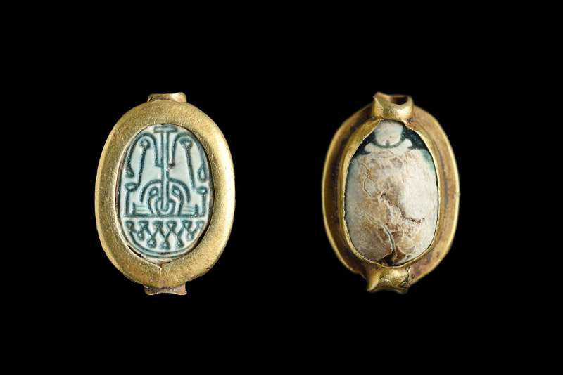 Scarab bearing the Sign of Union above a geometric pattern
