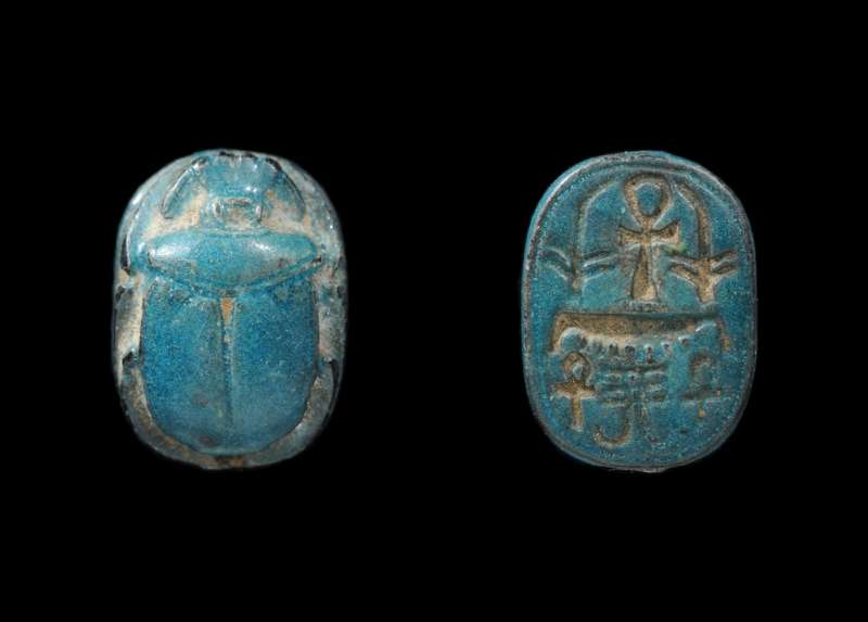 Scarab bearing a symmetric design of hieroglyphs: a gold sign with 