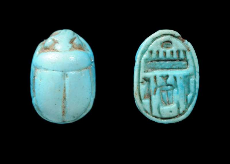 Royal-name scarab of Thutmose III between Ma'at feathers