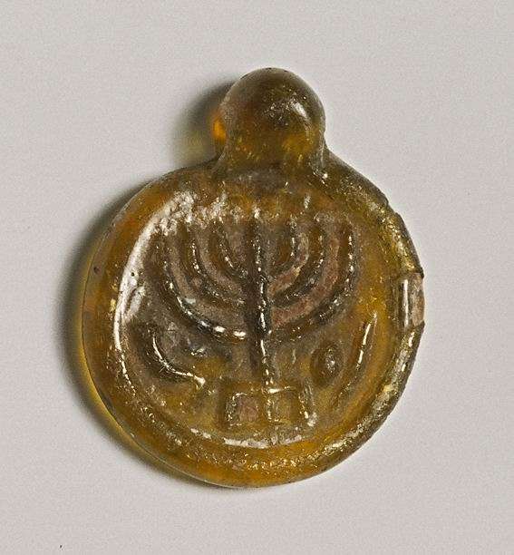 Pendant decorated with a menorah, <i>shofar</i>, <i>lulav</i>, and etrog